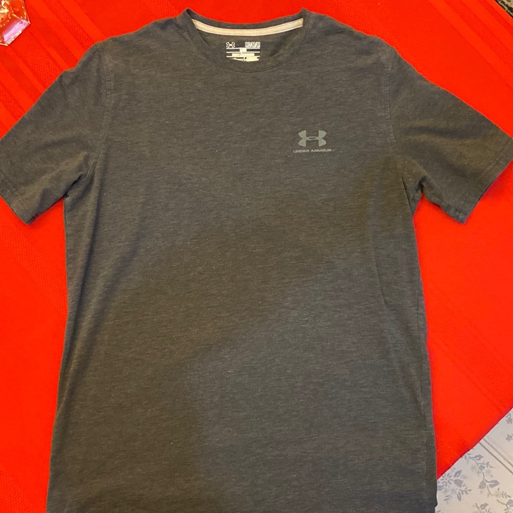 Men’s dark grey Under Armour Heatgear chest logo t-shirt, size Medium